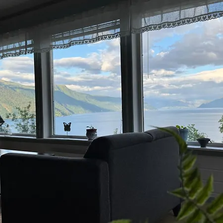 Hébergement de vacances House With Stunning Fjord View In