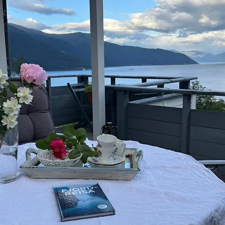 House With Stunning Fjord View In Hébergement de vacances *